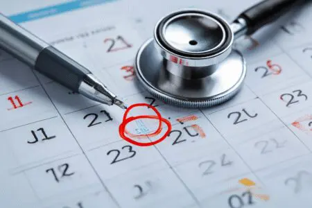 A timeline visual for how long it takes to get a CNA license, showing a calendar highlighting the 4-12 week duration